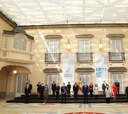 Su Majestad el Rey junto a los embajadores de los países asociados a la iniciativa "Juntos por un multilateralismo reforzado" y representant